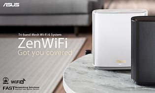 ZenWiFi Got you covered - en sort og en hvid ZenWiFi mesh-router står på et lille bord