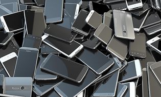 En bunke brugte smartphones (Bæredygtighed - genbrug af elektronik)