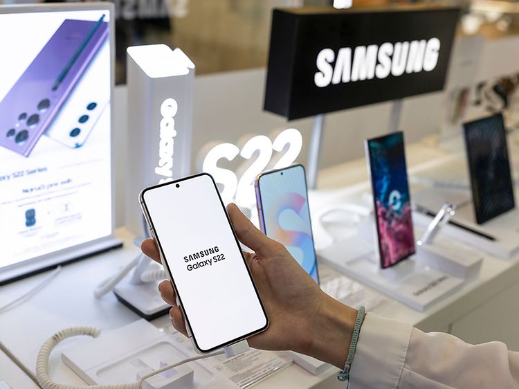 Samsung Galaxy - En Samsung Galaxy S22 i butikken foran andre Samsung Galaxy-telefoner 1600x600