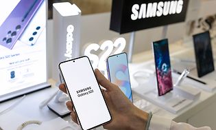 Samsung Galaxy - En Samsung Galaxy S22 i butikken foran andre Samsung Galaxy-telefoner 1600x600