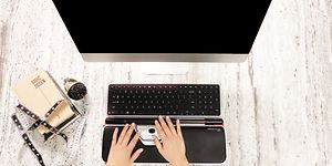 En person, der arbejder med Contour-tastatur og RollerMouse