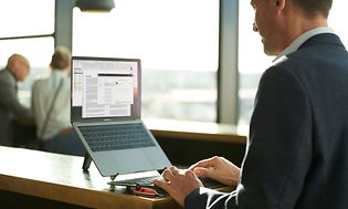 Forretningsmand, der arbejder på sin bærbare computer og Contour tastatur
