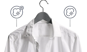 Vaskemaskine med dampfunktion: Hvid skjorte på en bøjle