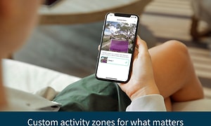 Arlo - Kvinde justerer aktivitetszoner på mobilen