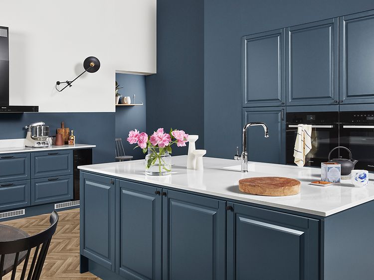 Heritage Blue Grey køkken med Silestone Calcatta Eternal Gold bordplade