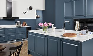 Heritage Blue Grey køkken med Silestone Calcatta Eternal Gold bordplade