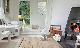 Sommerhusstue med åben pejs