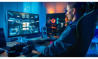 Mand i gamingstol