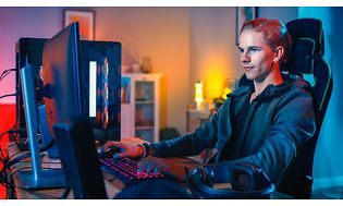 Gamer foran computer