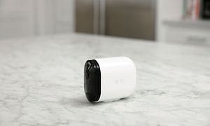 Arlo-Pro3 kamera på et bord