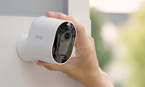 Arlo-Hand justerer Pro3 kamera