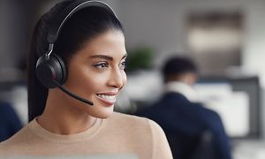 Jabra - Kvinde med sorte Evolve2 65 hovedtelefoner på kontoret