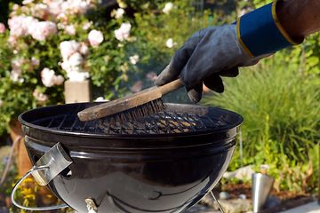 Rengøring af en grill med en børste