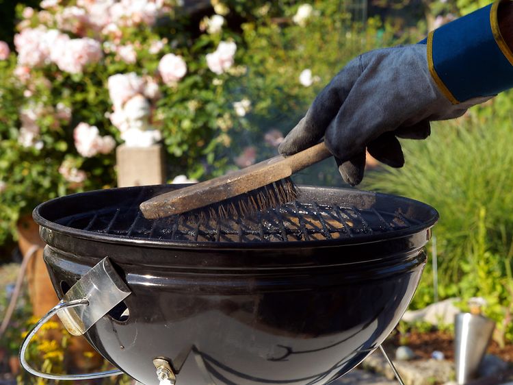 Rengøring af en grill med en børste
