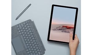 Microsoft Surface Go 2 med et aftageligt tastatur og en digital pen.