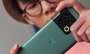 OnePlus - En person, der spiller et spil, mens han oplader sin OnePlus 10 Pro