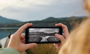 OnePlus - En pige, der tager et billede af en sø