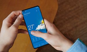 OnePlus - En person, der kigger efter vejrudsigten på en OnePlus 10 Pro