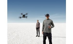 Par flyver DJI FPV drone i en ørken