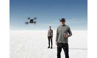 Par flyver DJI FPV drone i en ørken