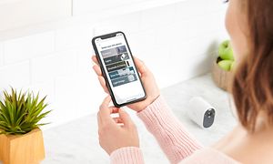 Arlo - Kvinde vælger enhed i Essential app