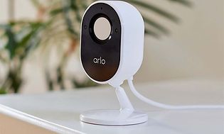 Arlo essential indoor camera på bord