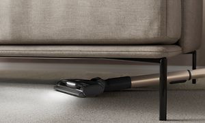 Electrolux støvsuger med lys under en sofa