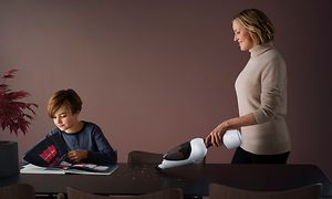 Kvinde bruger håndhold del af en Electrolux ledningsfri støvsuger