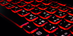 Detalje af sort tastatur med rød baggrundsbelysning