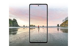 Galaxy A72 tager billede af mand på strand