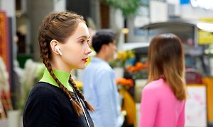kvinde på gaden med Freebuds4i
