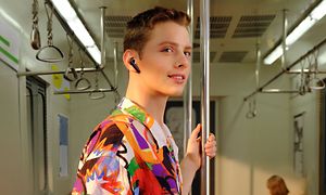 Mand på metroen med Freebuds4i