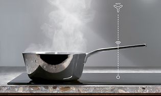 Paden med damp over, på en kogeplade