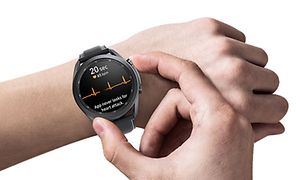 Galaxy Watch 3 og hænder, der trykker knapper til pulsmåling
