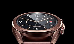 Galaxy Watch i guld på sort baggrund