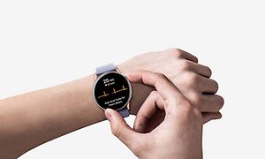 Galaxy Watch Active 2 og hænder, der trykker på knapper på uret