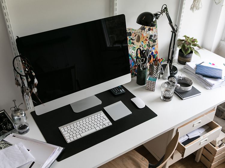 Statinær computer-setup med tastatur og mus fra Apple