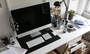 Statinær computer-setup med tastatur og mus fra Apple