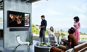 Samsung The Terrace TV udenfor på en terrasse