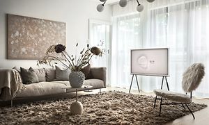 Samsung - TV - Serif i en stue