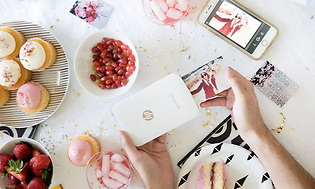 HP Sprocket-printer på et bord, der viser billedet, der udskrives fra en smartphone
