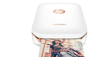 HP Sprocket-printer, der udskriver et billede med to personer