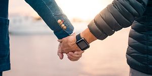 To hænder med tegn på aldring holder i hånd - Smartwatch har ingen aldersgrænse