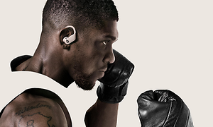 Beats Powerbeats Pro, der bruges af en bokser