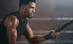 Jabra Elite Active 75t, der bruges af en mand, der træner