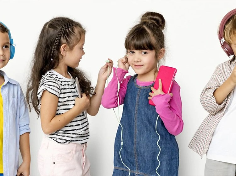 Fire børn, der bruger hovedtelefoner