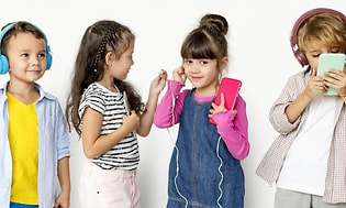 Fire børn, der bruger hovedtelefoner