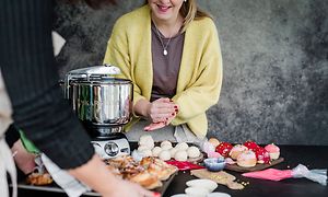 Ankarsrum - kvinde laver boller ved siden af en køkkenmaskine