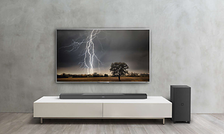 TV med soundbar og subwoofer