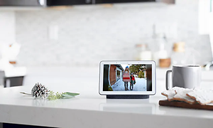 Google Nest Hub på en køkkenbænk, der viser et foto